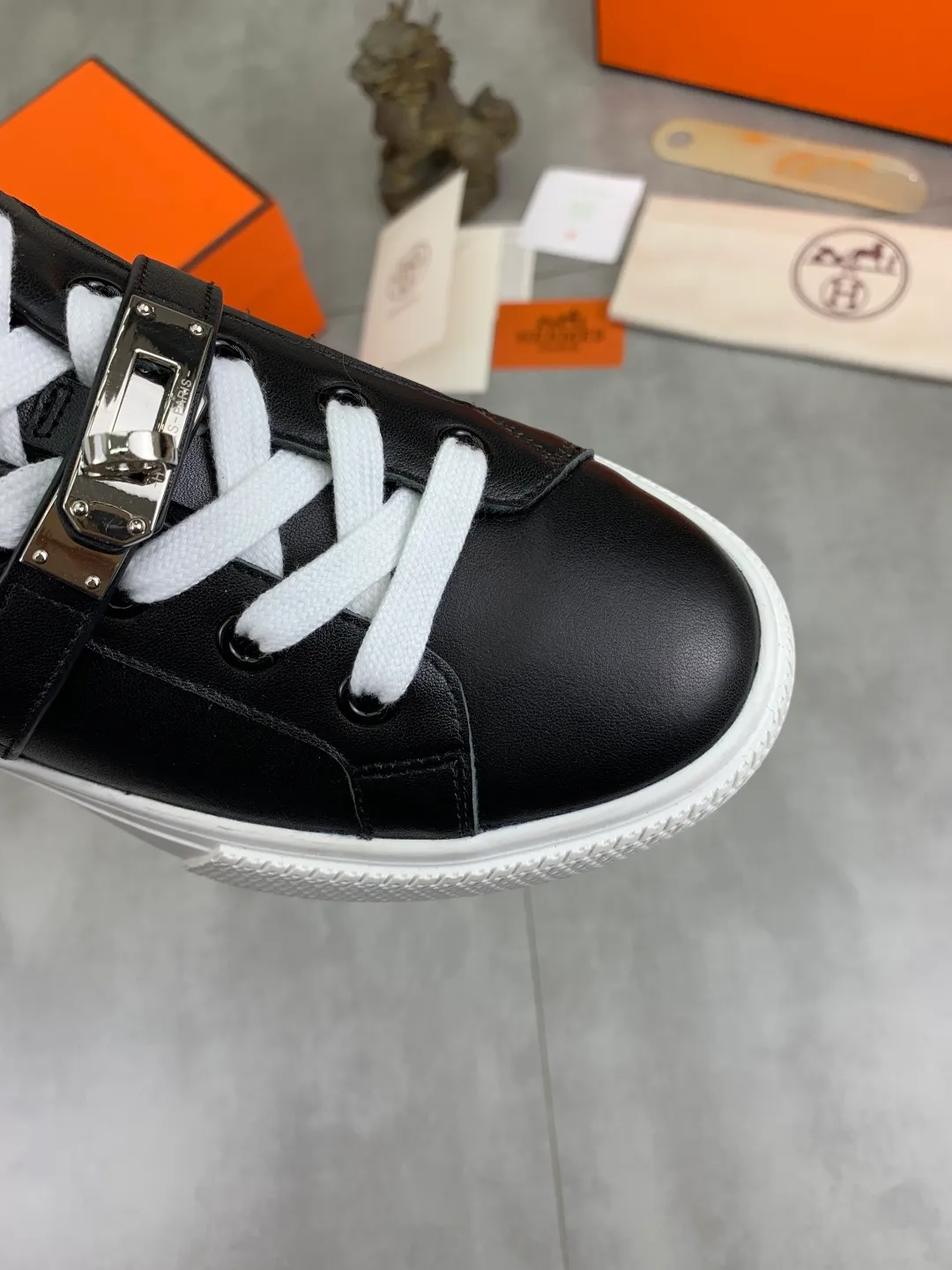 Men's men's shoes 💰P640 New Hermes top version Hermès classic couple style #𝐊𝐞𝐥𝐥𝐲 buckle casual white shoes skateboard shoes that will not conflict with shoes at all. Full of unknowns, Hermès rarely produces flat casual shoes and they are paired with classic palladium-plated Kelly shoe buckles! You'll fall in love with it at first sight. It's super versatile and can be worn with any skirt or pants. 🉑️Close your eyes and wear it. It's super noble. Fabric: Specific cowhide/canvas material. Lining: Sheepskin lining. Outsole: Original molded TPU outsole. Size: 35-45.